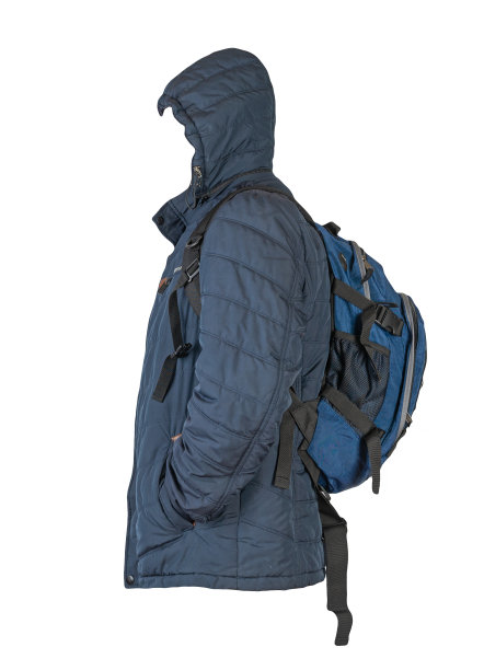 黑色背包，红色夹克，白色背景。图片下载