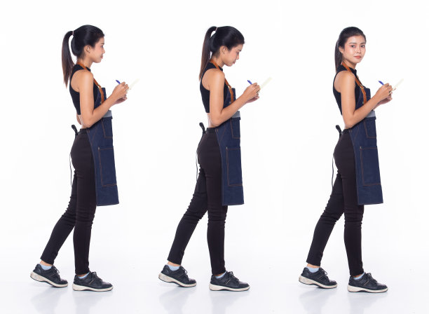 完整的30岁亚洲女性咖啡师服务员菜单，向前走左右图片下载