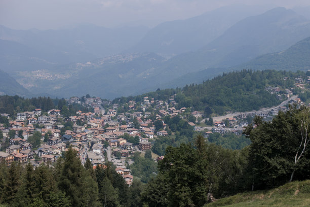 意大利阿尔卑斯山脉中的一个小镇图片下载