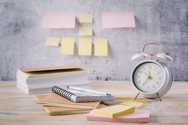 时间管理理念，为学生和学生。书与时钟图片下载