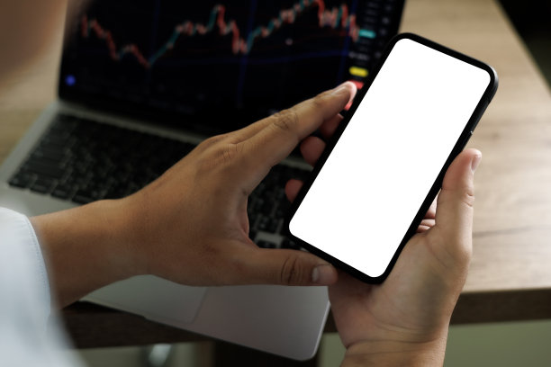 俯视图模型人坐着和持有黑屏生活方式技术和社交媒体网络图片下载