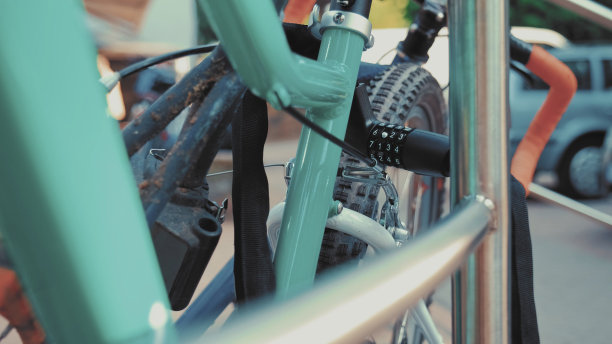 用组合锁将自行车固定在户外支架上图片下载