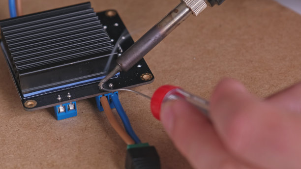 熟练白人男性电气工程师技术员焊接数字电子电路板行使修理的权利图片下载