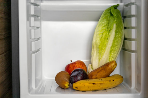 成熟的水果:李子，梨，苹果，香蕉和绿色蔬菜在打开的冰箱在厨房图片下载