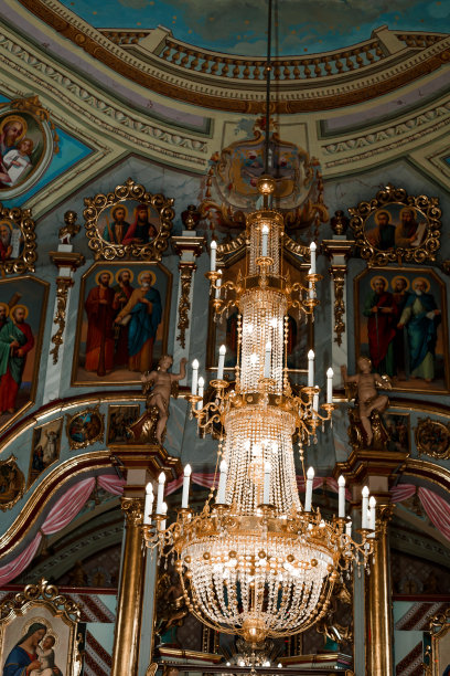 教堂里的婚礼装饰，蜡烛，模糊的背景。传统图片下载
