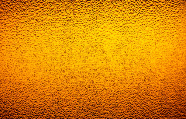 宏观啤酒瓶纹理，水滴纹理啤酒瓶。抽象背景，水滴背景图片下载