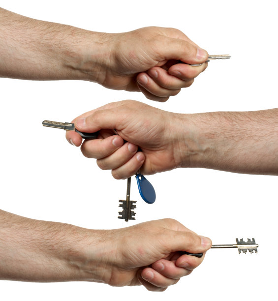 男人的手有不同的钥匙。隔离在白色背景与剪切路径图片下载