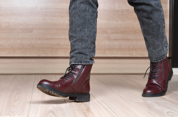 特写步女人的腿在红色皮靴和黑色牛仔裤图片下载