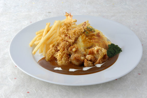 Ebi天妇罗和炸鸡欧木饭在一个菜孤立在木桌背景的新加坡食物的侧视图图片下载