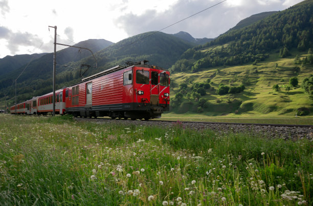 瑞士阿尔卑斯山谷的红色火车图片下载
