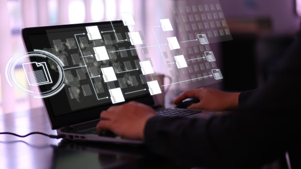 用户在笔记本电脑上使用文档管理系统(DMS)的虚拟屏幕工作，DMS是一个虚拟的在线文档数据库。商业和办公室管理的概念。有选择性的重点。图片下载