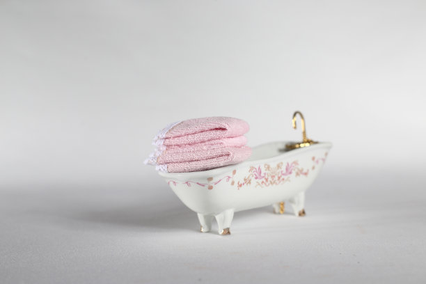 浴室和一堆毛巾，背景是浅色的图片下载