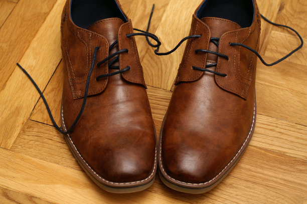 棕色系带男士皮鞋图片下载