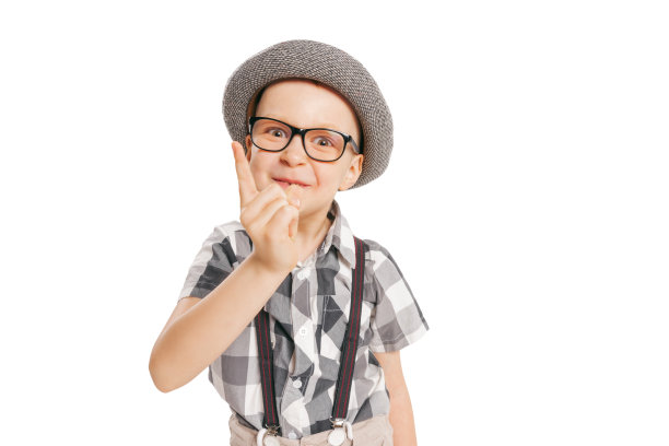 可爱的小男孩肖像，快乐的孩子在眼镜和帽子孤立的白色工作室背景与广告的copyspace。复古复古风格概念图片下载