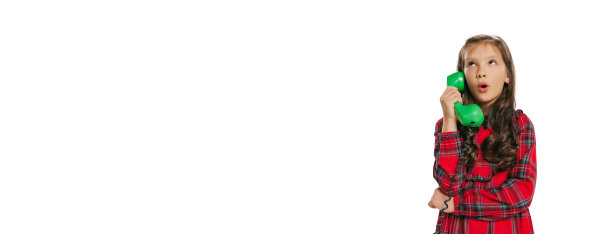 传单与小可爱微笑的女孩，孩子在复古风格的服装，时尚的70、80年代摆孤立的白色工作室背景与copyspace的广告。图片下载