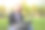年轻漂亮的女人坐在公园里，拿着笔记本电脑。城市的生活方式。图片下载