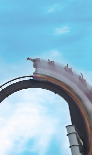 在过山车上玩得很开心。故意模糊效果图片下载