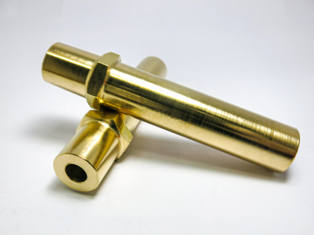 该圆柱体从45度角钻在中心，对角线2片放在彼此对角线上。图片下载