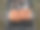 特写烤香肠在烤架上烤得焦黄。图片下载