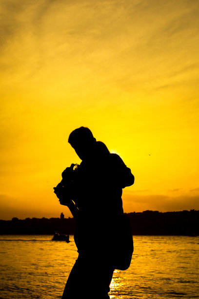 一对朋友在日落时呼吸的剪影图片下载