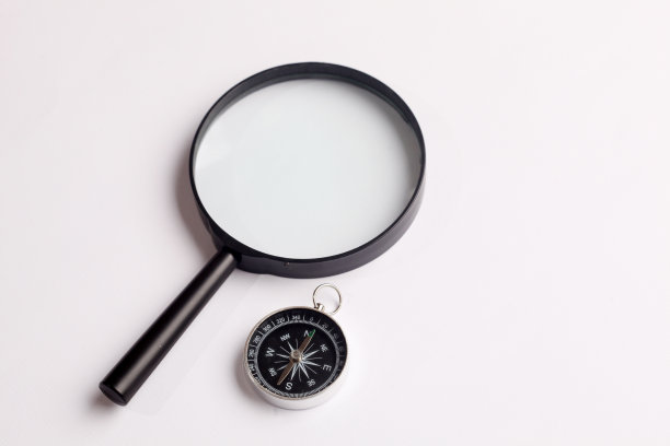 顶视图的古董指南针与尺子和放大镜在白色背景图片下载