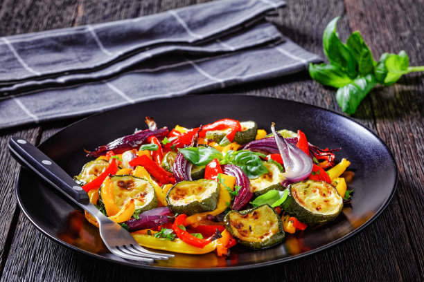 烤辣椒片，红洋葱和西葫芦图片下载