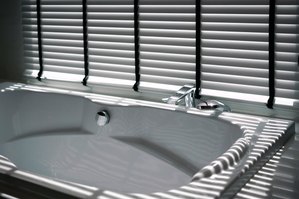 阳光从窗户照进浴缸图片下载