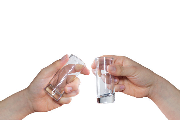 白底上两只白手拿着空的双份酒杯敬酒图片下载