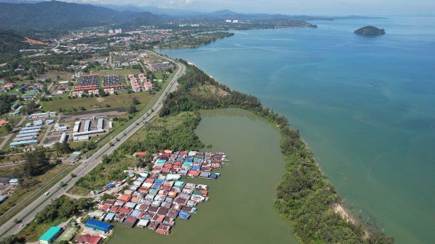 马来西亚沙巴州哥打基纳巴卢加雅岛上村庄的风景图片下载