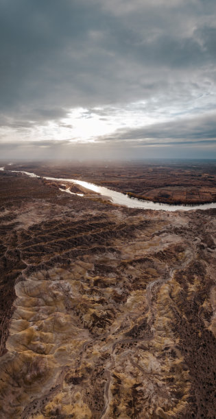 阿马里洛山谷，一个阴天，日落时分。鸟瞰图。里约热内卢黑人、阿根廷图片下载