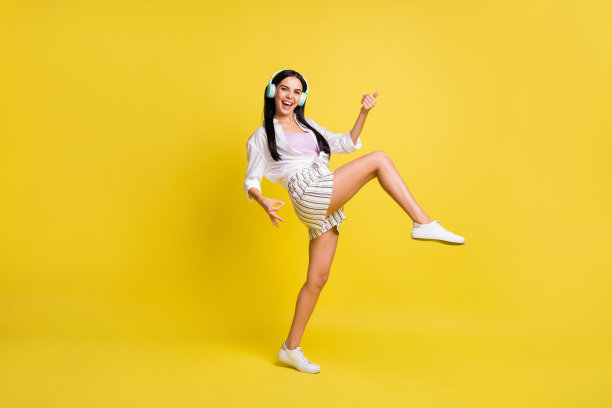 全尺寸的侧面照片的快乐时髦的女人举行发挥想象吉他戴耳机孤立的黄色背景图片下载