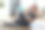 年轻女子在家地板上做仰卧起坐图片下载