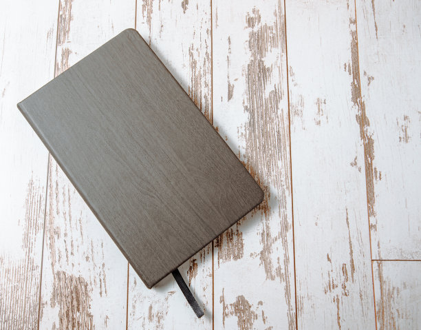 木桌上的笔记本图片下载