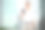 困惑的男子读着出租车司机的留言图片下载