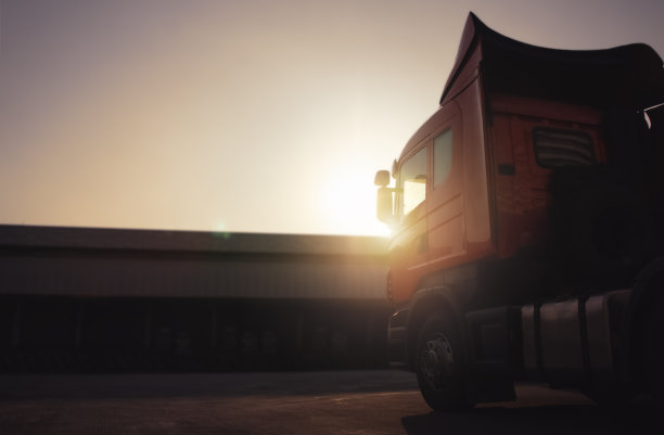 停在仓库的半卡车。ShippingTrucks。发动机柴油卡车拖拉机。工业货运卡车物流货物运输。图片下载