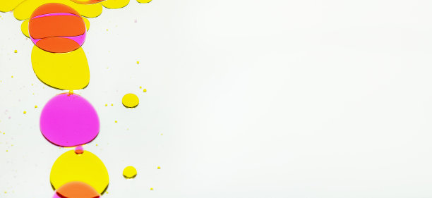 白色背景上的彩色圆圈图片下载