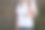 手里拿着皱巴巴的锡罐。可回收的材料。环境保护。“零浪费”。使用饮料容器图片下载