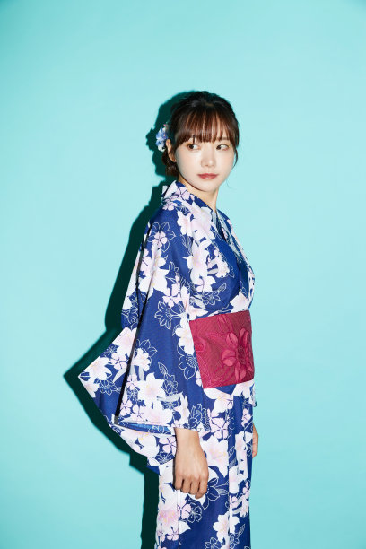年轻女子肖像在yukata在蓝色背景图片下载
