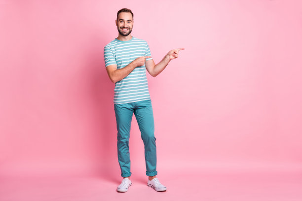 完整的长度身体尺寸的观点nice内容开朗的家伙演示复制空白空间的地方广告孤立在粉红色粉彩背景图片下载