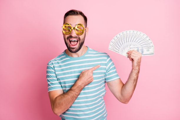 特写肖像nice开朗的家伙戴美元眼镜在手中演示预算孤立在粉红色粉彩背景图片下载