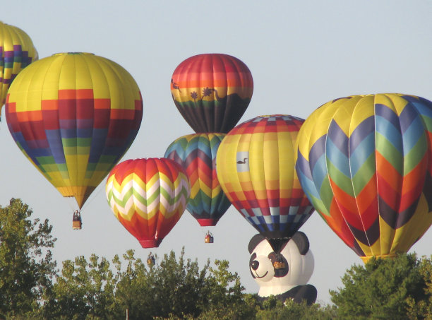 五颜六色的热气球在天空中。纽约昆斯伯里的阿迪朗达克热气球节图片下载