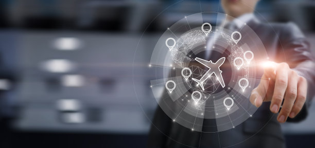 商人在虚拟电脑屏幕上选择航班的地点。图片下载