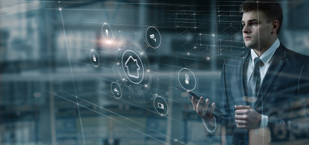 男人看着智能家居界面。图片下载