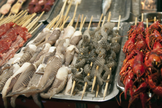 街头小吃市场的各色串。图片下载