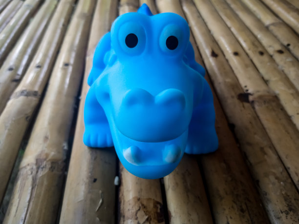 蓝色玩具鳄鱼图片下载