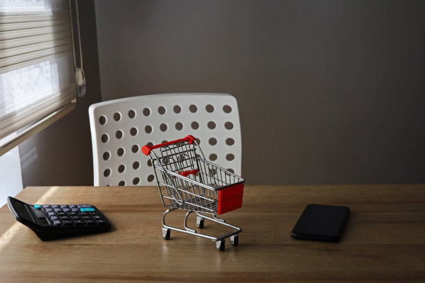 家庭办公工具和物品放在桌子上图片下载