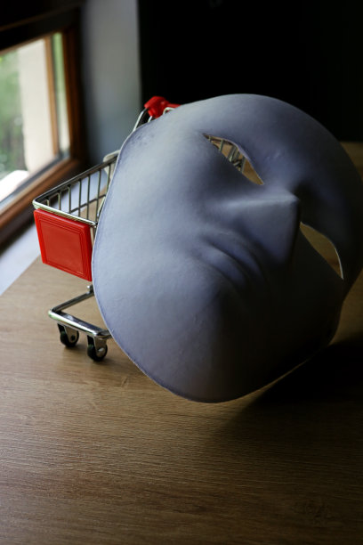 桌子上放着白色的戏剧面具图片下载