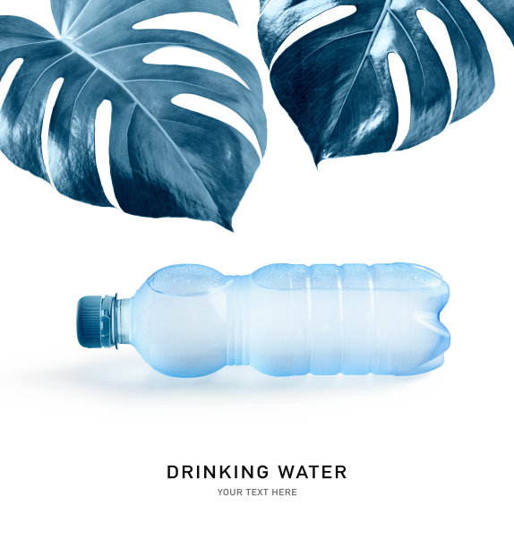 用塑料瓶和怪兽叶子装的饮用水图片下载
