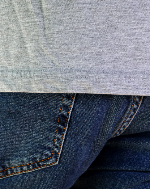 男士穿的有口袋的蓝色牛仔裤图片下载