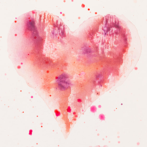 水彩画粉红色的心，在白色的水彩纸上。图片下载